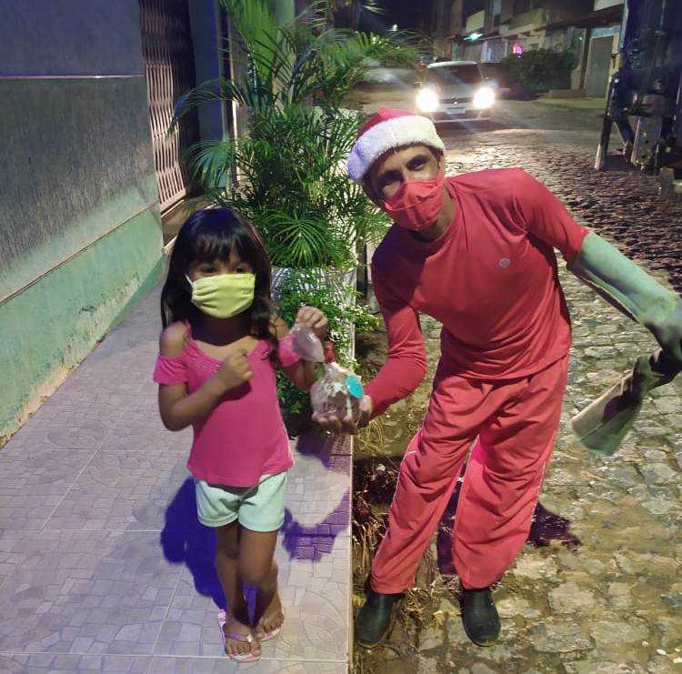 Camacã: Criança de 5 anos faz homenagem e dar presentes para os garis do caminhão coletor de lixo, Frank